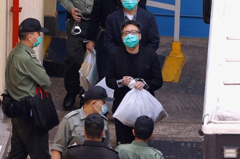 香港民主派DJ谭得志20日遭判刑40个月。图为谭得去年3月初因被控触犯香港国安法准备上囚车前往法庭。（路透）(photo:LTN)