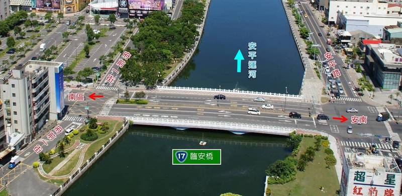 臨安橋跨越台南運河，未來改建完成有助運河水上觀光。（南市工務局提供）