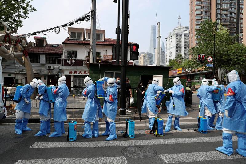 上海爆发武汉肺炎疫情，防疫工作繁重。图为防疫人员准备为上海市某社区消毒。（路透）(photo:LTN)