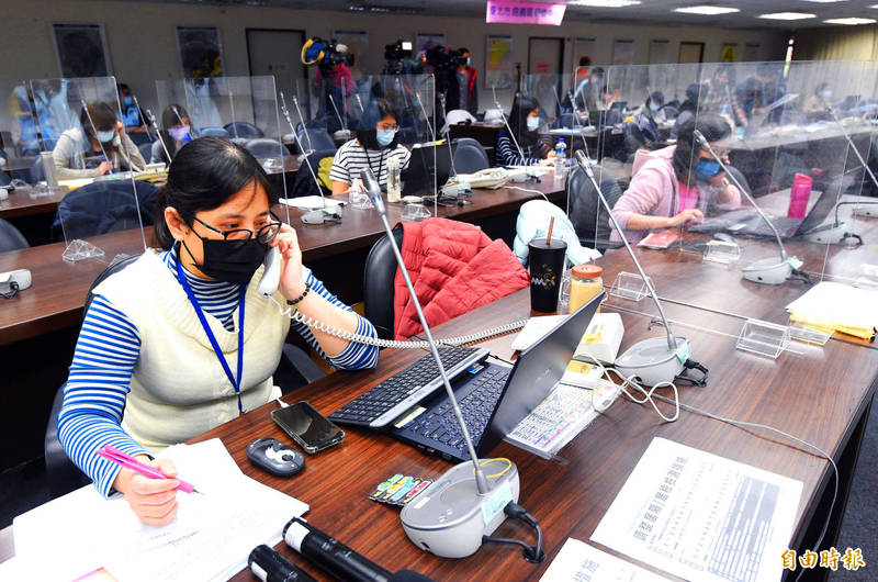 from people with mild symptoms or those quarantining at home at the Xinyi District Office in Taipei yesterday.
Photo: Liao Chen-huei, Taipei Times
from people with mild symptoms or those quarantining at home at the Xinyi District Office in Taipei yesterday.
Photo: Liao Chen-huei, Taipei Times