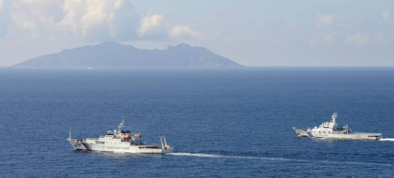 超过6成日本民众认为，应对中国入侵日本领海採取强硬态度。图为中国海警船闯入钓鱼台（尖阁诸岛）海域，日舰跟随监控。（美联档案照）(photo:LTN)