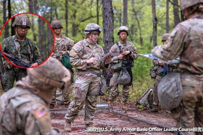 美國陸軍第16騎兵連隊近期協訓盟邦部隊，在臉書貼出的這張照片中，後排左一受訓人員身穿我國陸軍迷彩服。（圖翻攝自U.S. Army Armor Basic Officer Leader Course臉書；本報合成）