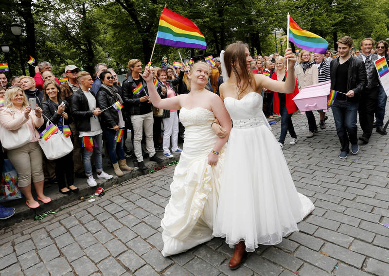 挪威政府1972年就已将同性恋关系除罪化，但政府直到今年50周年前夕才道歉。图为2014年挪威首都奥斯陆欧洲同志骄傲游行。（美联档案照）(photo:LTN)