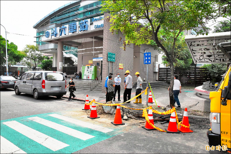 斗六車站後站出口前的路面莫名溫度上升，相關單位開挖找發熱原因。（記者黃淑莉攝）