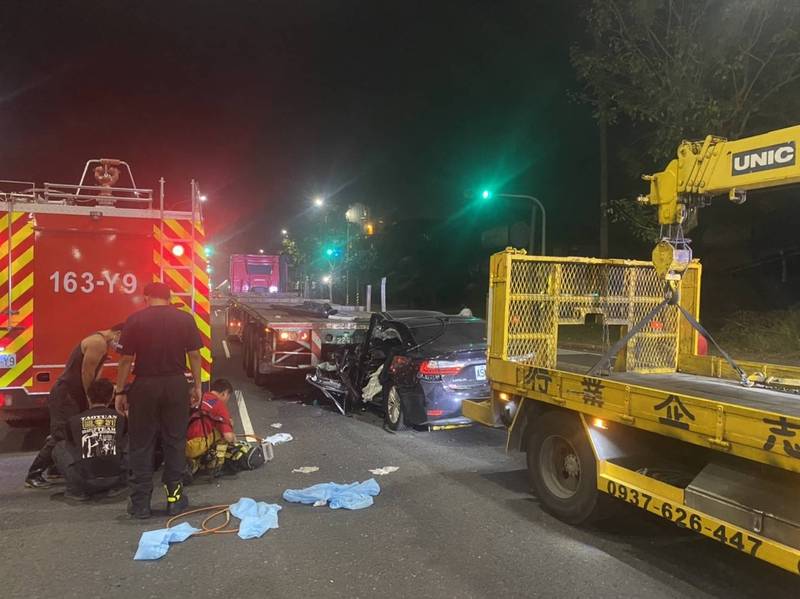 高雄市小港區發生小一客車追撞曳引車，造成1傷車禍。（民眾提供）