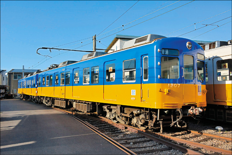 日本香川县的「高松琴平电气铁道」将旗下一列电车车厢外观涂装，改成上蓝下黄的乌国国旗配色，向乌克兰铁道业者致敬。（图：取自高松琴平电气铁道推特）(photo:LTN)