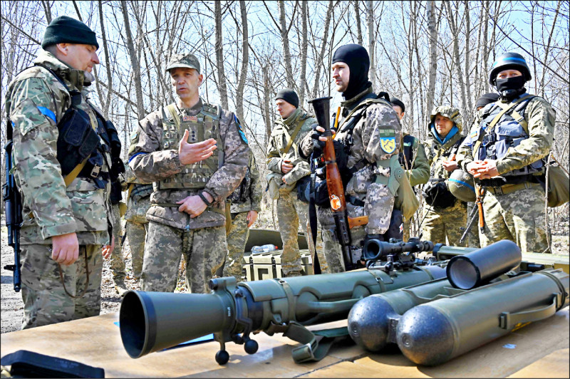 乌克兰民兵组织「国土防卫军」（TDF）四月初在乌国第二大城哈尔科夫参加战术、战斗和急救训练课程。（法新社档案照）(photo:LTN)