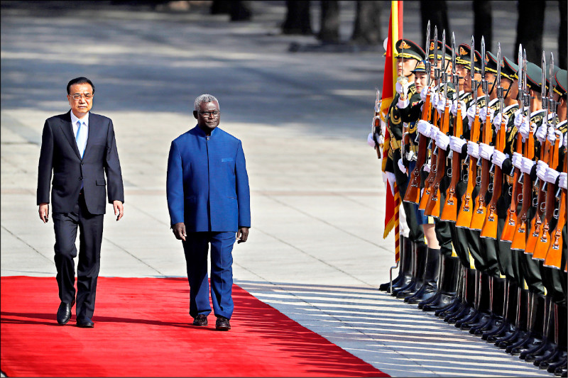 中国国务院总理李克强（左）二○一九年十月在北京欢迎到访的索罗门总理苏嘉瓦瑞（右）。（美联社档案照）(photo:LTN)