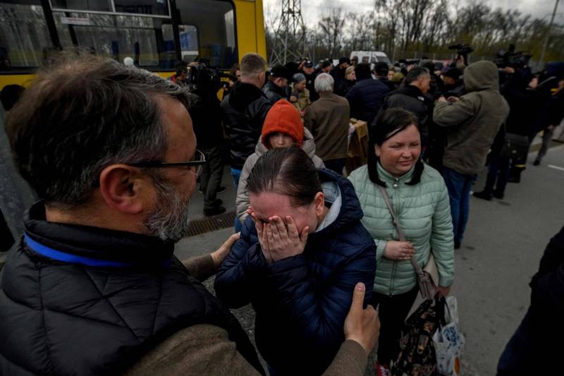 乌克兰东部战事升高，画面中这些是从马立波逃出的难民，穿越了俄罗斯控制区抵达乌克兰中部城市札波罗热。（法新社）(photo:LTN)