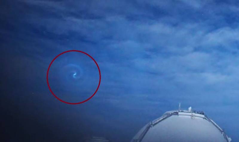 《朝日新聞》在夏威夷拍到藍白螺旋光，引發熱議。（圖取自Youtube/朝日新聞宇宙部）