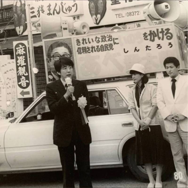安倍晋三夫人安倍昭惠日前在IG贴了一张安倍26岁时的黑白照，引起日本网友热议。（撷取自安倍昭惠IG）(photo:LTN)