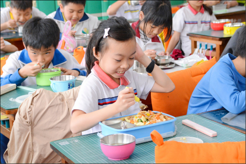 行政院昨宣布調高全國中小學學校營養午餐獎勵金補助費用，預計5月上路。（資料照）