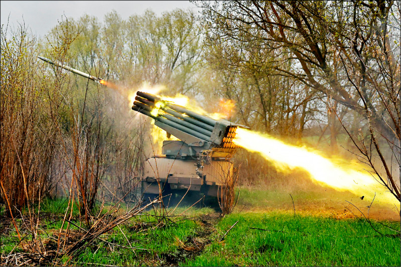 乌克兰军队廿日在第二大城哈尔科夫发射BM-21「冰雹」火箭砲，反击俄军的攻击。（路透）(photo:LTN)