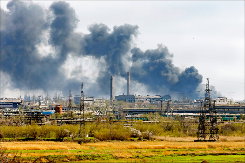 俄罗斯总统普廷廿一日下令，对乌克兰南部港市马立波的亚速钢铁厂改攻为困，企图逼降厂内的乌国残余守军。图为亚速钢铁厂廿日遇袭冒烟。（路透）(photo:LTN)