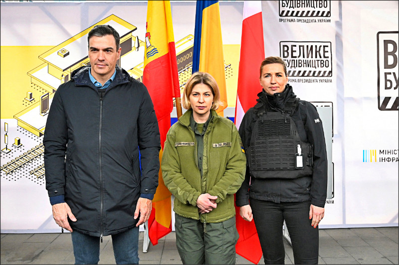 西班牙总理桑杰士（左）与丹麦总理佛瑞德里克森（右）21日抵达乌克兰首都基辅访问，乌国副总理斯特法尼希纳（中）前往迎接。（路透）(photo:LTN)