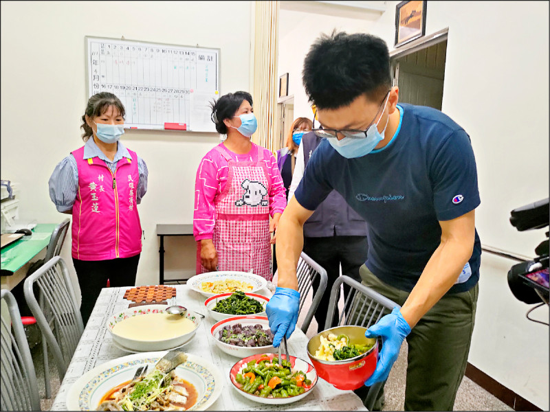 三十五歲廚師鐘敏哲（右一）見家鄉有長照需求，五年前轉職投入家庭托顧，圖為他準備飯菜給家庭托顧的長輩。（記者王善嬿攝）