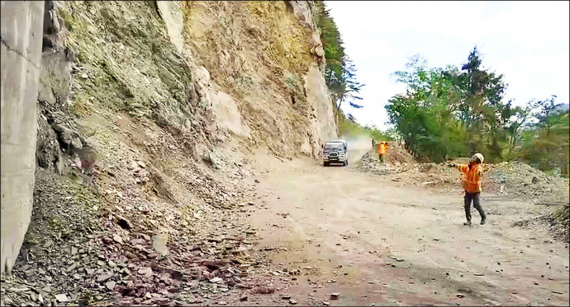 中橫公路台八線一一七‧四公里關原路段，持續發生間歇性落石。（公路總局提供）