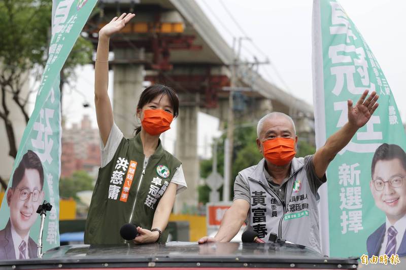 洪慈庸（左）代替另一半卓冠廷，車隊掃街拜票。（記者翁聿煌攝）