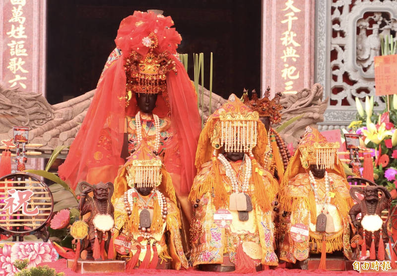 奉祀「護軍媽」的台南六甲恒安宮（媽祖廟）慶祝明天「媽祖生」，考量防疫，避免廟內人擠人，今天把神尊都迎請出來外面讓信眾參拜。（記者楊金城攝）