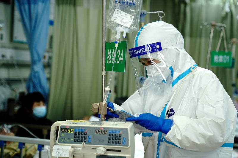 上海仍为中国疫情重灾区，今天再新增11人死亡。图为上海市医护人员。（美联社）(photo:LTN)