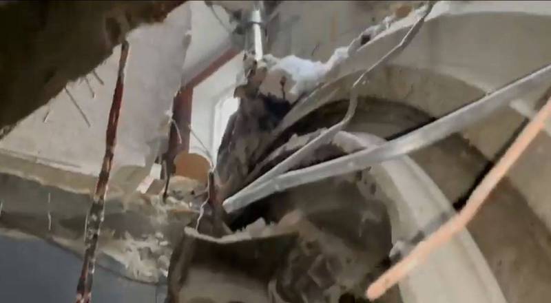 可以看到战车的砲塔砸破屋顶落在建筑物内。（图撷取自@BabakTaghvaee 推特）(photo:LTN)