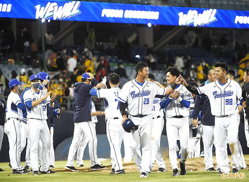 
Fubon Guardians players celebrate a win in the CPBL at the Sinjhuang Stadium in New Taipei City on April 8.
Photo: Chen Chih-chu, Taipei Times