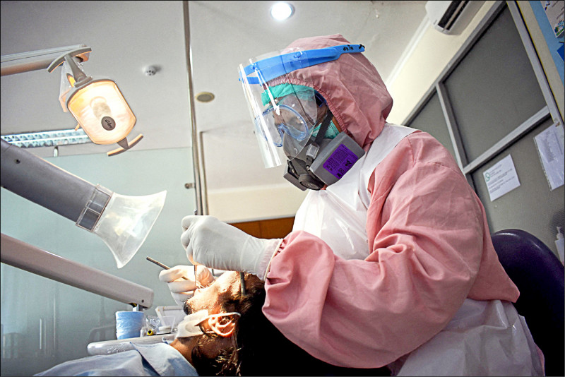 中英對照讀新聞》‘You inhaled it’ Man inhales drill bit during dental visit 「你把