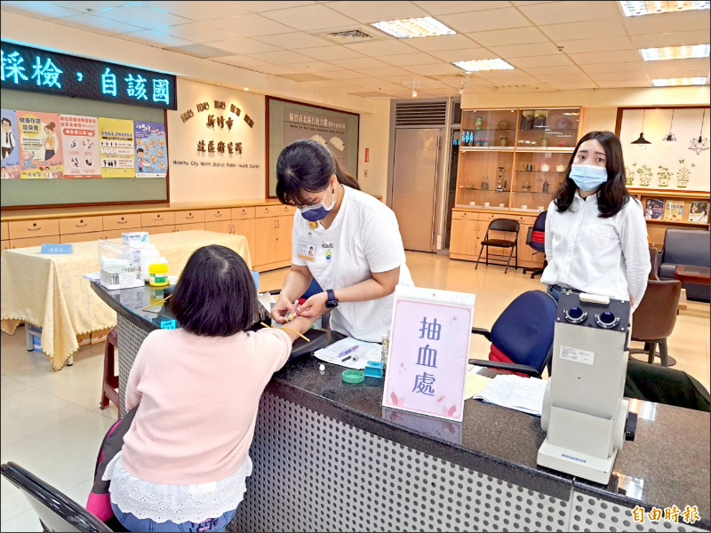 新竹市衛生局推出卅歲以上的免費三高健康保健抽血篩檢。（記者洪美秀攝）