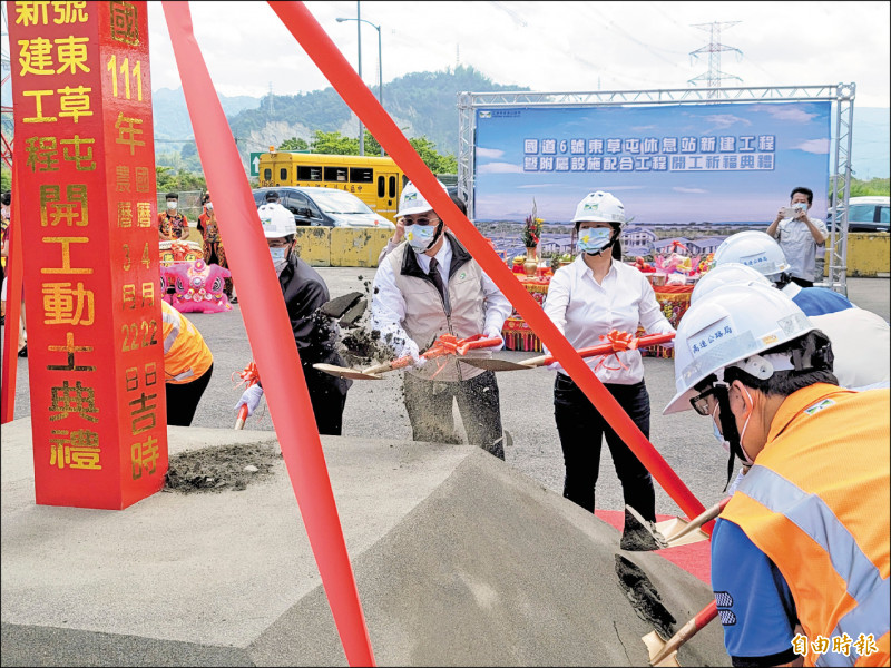 國道六號東草屯休息站昨天動土，預計二○二四年七月完工啟用。（記者佟振國攝）