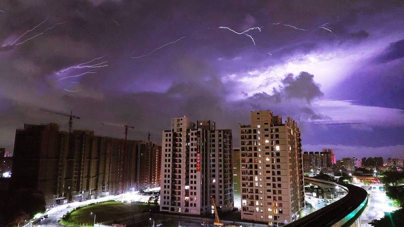 高雄昨天入夜後雷電交加，從遠處就可以看見閃電不斷地劃破長空。（記者李惠洲攝）