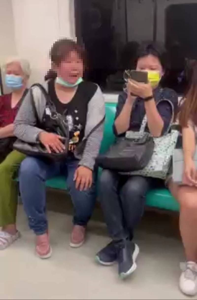 高雄捷警檢視網友po出女子（左二）在捷運車廂內借錢畫面，發現她一度沒戴口罩，將移請衛生機關裁罰。（翻攝網路）