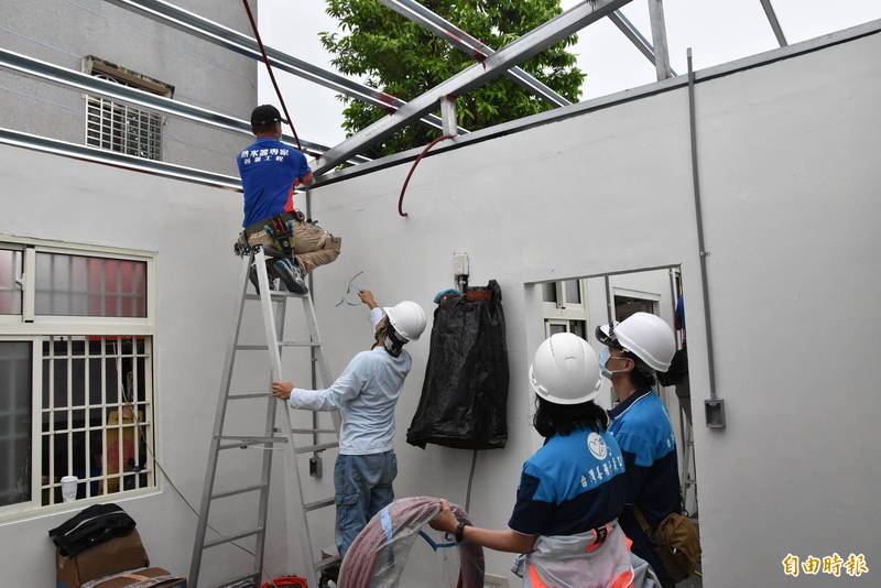 台灣義種子義工團數十名義工今天前往協助周姓父子重建家園。（記者黃淑莉攝）