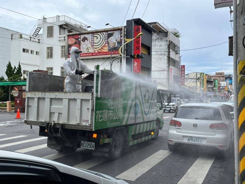 花蓮縣府進行足跡清消。（花蓮縣環保局提供）