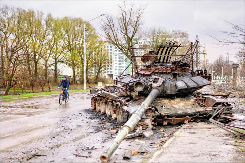 廿一日在烏克蘭切爾尼戈夫街頭一輛被摧毀的俄軍戰車。（美聯社）