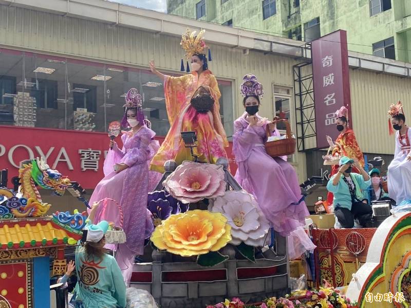 嘉義縣朴子市配天宮媽祖聖誕遶境真人藝閣，大小朋友扮仙遊。（記者蔡宗勳攝）