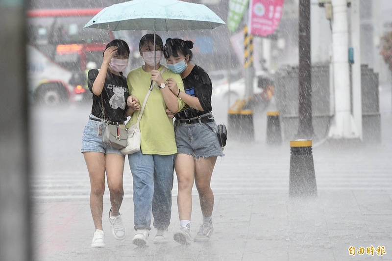 今日西南部強對流發展，多縣市已降下大雷雨。（資料照）
