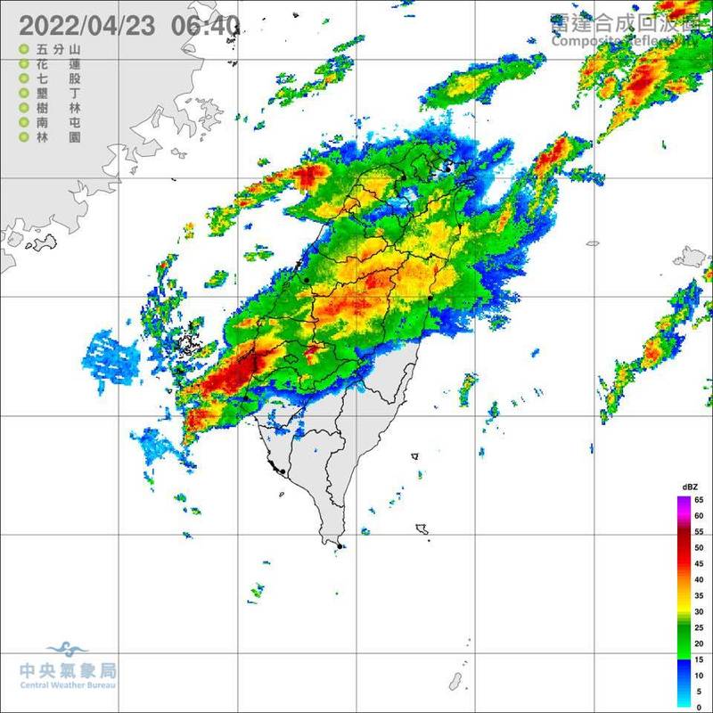 鄭明典清晨在臉書貼出當時的雷達回波圖，只見降水回波涵蓋大半個台灣，看上去相當驚人。（擷取自鄭明典臉書，來源為中央氣象局）
