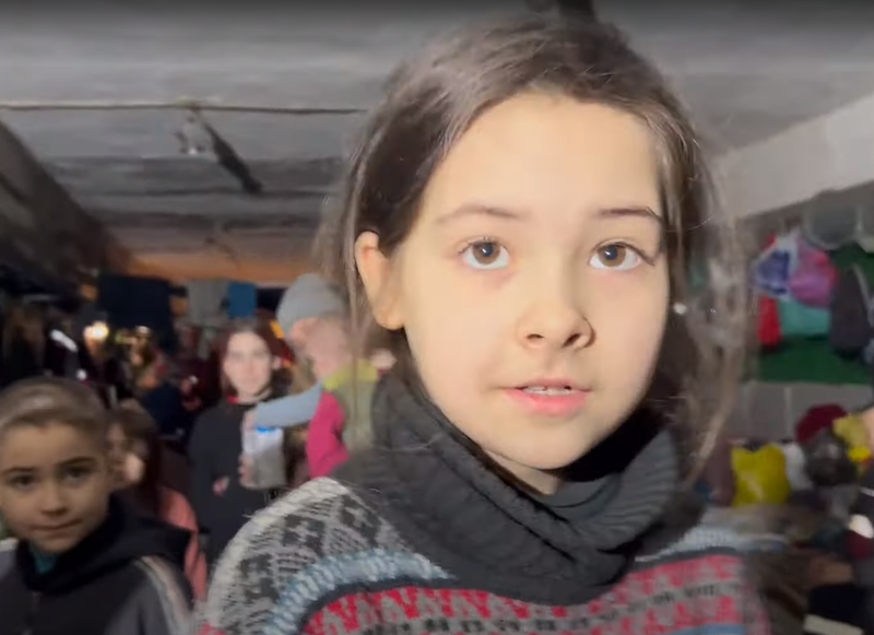 乌军亚速营3日释出影片显示，马立波亚速钢铁厂内仍有许多妇孺，超15名婴幼儿童和青少年已躲避砲火将近2个月。（图取自亚速营官方帐号）(photo:LTN)