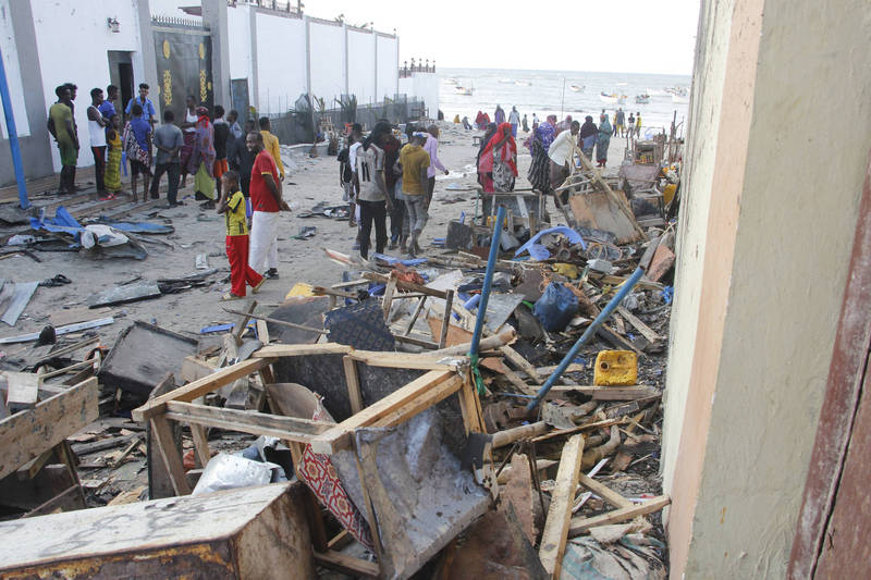 索馬利亞首都23日驚傳海景餐廳遭恐怖炸彈攻擊，造成至少6人死亡、7人輕重傷。（美聯社）
