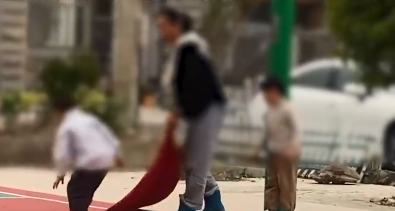 中国扬州一名住户嫌家附近篮球场打球声音吵到小孩读书，气到手撕球场地皮。（翻摄微博）(photo:LTN)