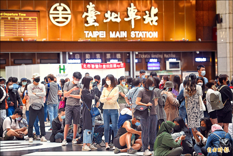 台北車站疫苗施打站湧現人潮。（記者方賓照攝）