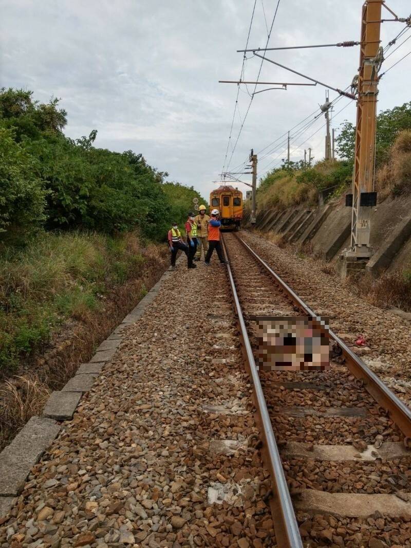 路人闖鐵道遭自強號撞上當場死亡，家人求償國賠300多萬被駁回。圖為當時事故現場。（資料照）