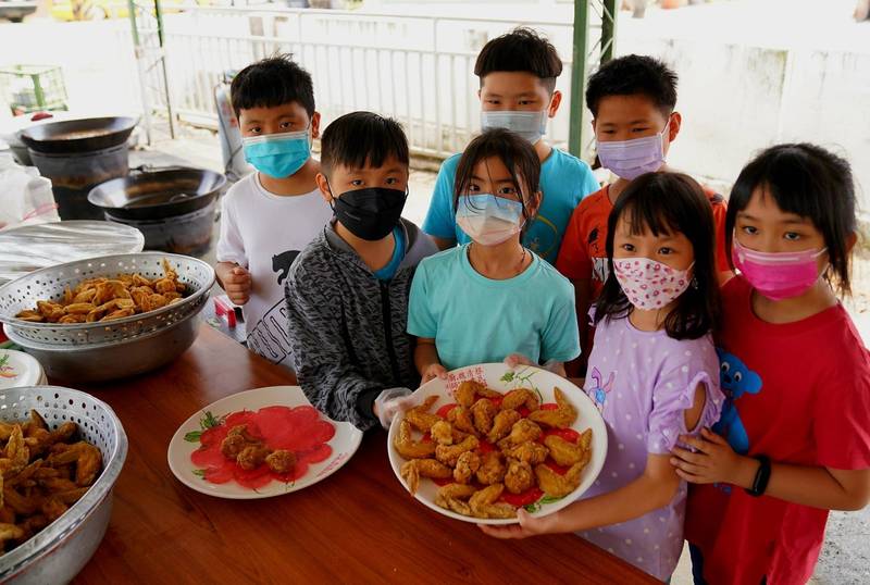 土庫國小食育課程，學童化身總鋪師，展身手料理一道道美味佳餚，透過辦桌認識台灣傳統飲食文化。（土庫國小提供）