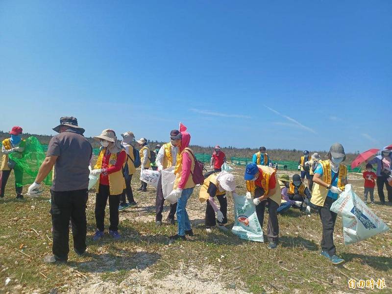 抗疫之餘不忘淨灘 澎湖龍門後灣春季大淨灘迎接花火節 生活 自由時報電子報