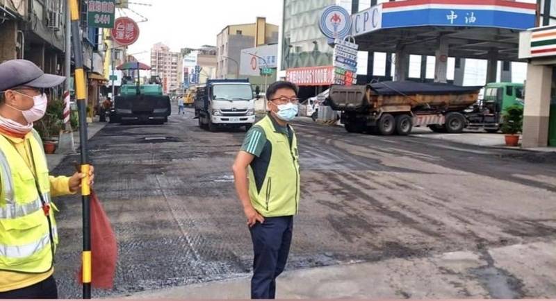 小港路展開路平工程，鄭光峰（前中）說解決了居民的痛。（取自鄭光峰臉書）