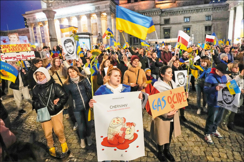波兰华沙22日一场示威活动，要求国际向俄实施能源禁运制裁，要求俄国停战。（美联社）(photo:LTN)