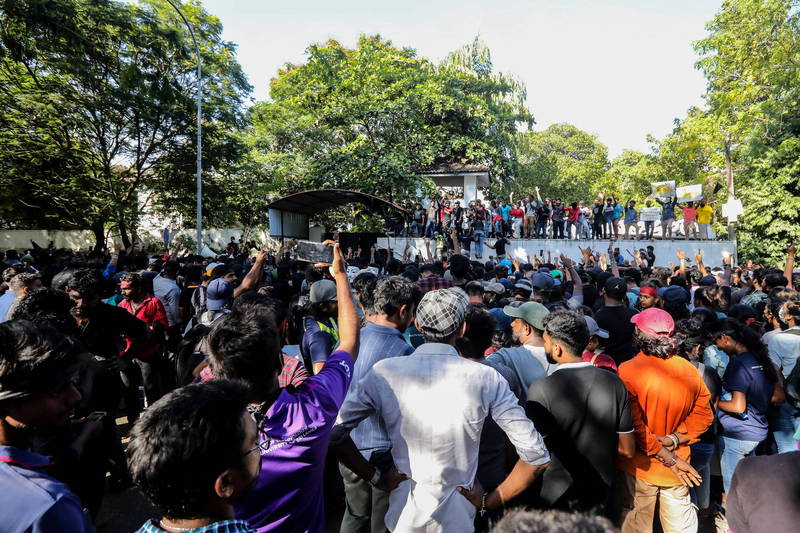 斯里兰卡总理拉贾帕克萨的官邸被学生们还有抗议人士团团包围。（欧新社）(photo:LTN)