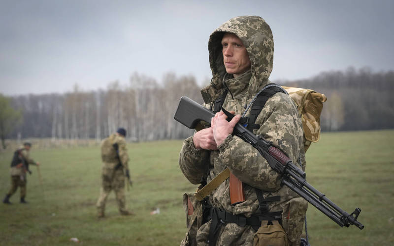 烏軍仍在奮勇抵抗俄軍的侵略，圖為正在搜尋俄軍設置地雷的烏克蘭士兵。（美聯社）