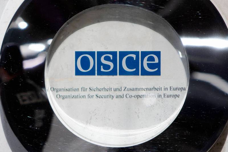 歐洲安全與合作組織（OSCE）24日指出，旗下員工在烏東地區遭俄軍監禁，目前正積極促成談判要俄軍放人。圖為OSCE標誌。（法新社）