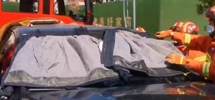 中国一名妈妈不愿意消防员破窗救出被反锁车内的幼童，消防员无奈只能把消防衣盖在挡风玻璃上，缓解太阳曝晒的效果。（图取自微博_中国消防）(photo:LTN)